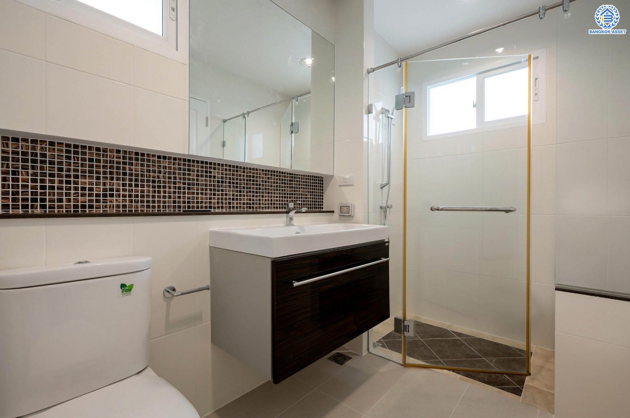 บ้านมือสองตกแต่งใหม่ จากแบรนด์ AP โครงการ เดอะเซนโทร รัตนาธิเบศร์ เนื้อที่ 50.8 ตร.ว. ฟังก์ชันจัดเต็ม 3 ห้องนอน 3 ห้องน้ำ จอดรถได้ 2 คัน บนทำเลศักยภาพ เชื่อมต่อหลายเส้นทางทั้ง ถ.ราชพฤกษ์, ถ.รัตนาธิเบศร์ และถ.กาญจนาภิเษก และเพียง 5 นาทีถึงรถไฟฟ้า "สถานีบางพลู"